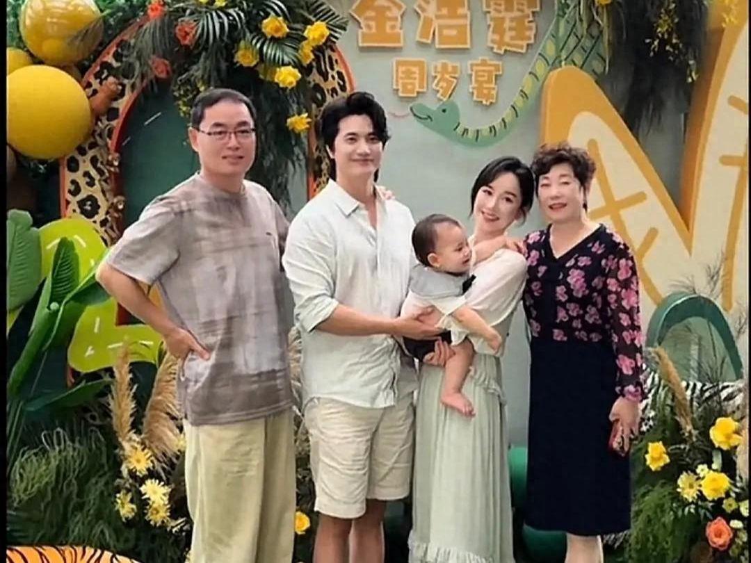 开云集团-张檬儿子周岁宴排面拉满，爸爸全程温柔抱哄，被全家宠成小宝贝